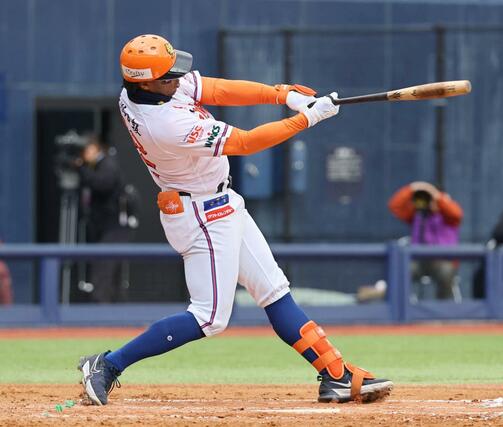 ２回オイシックス無死一三塁、ウォーカーが犠飛を放ち先制＝エコスタ