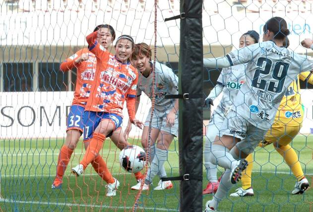 新潟Ｌ－長野　後半３１分、得点を奪うＭＦ滝川結女（左から２人目）＝ビッグスワン