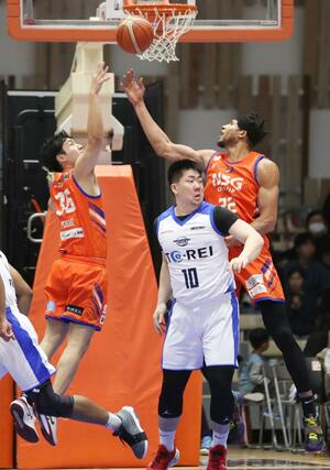 新潟-東京Z 第3クオーター、ゴール下で競る新潟の選手たち