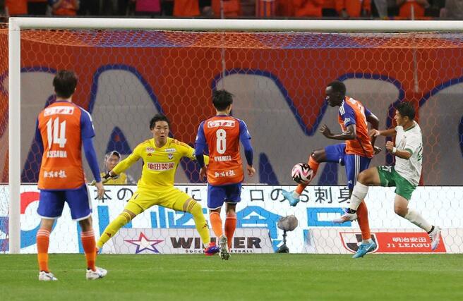 新潟－東京Ｖ　前半、自陣でボールを跳ね返すトーマス・デン＝２３日、デンカビッグスワン