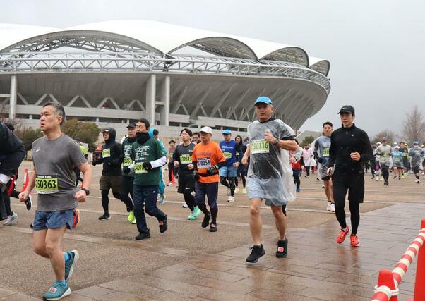 約4千人が田園地帯を力走した新潟ハーフマラソン=15日、新潟市中央区