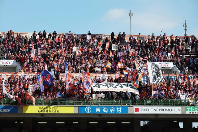 清水-新潟 試合前、気勢を上げる新潟サポーター=アイスタ
