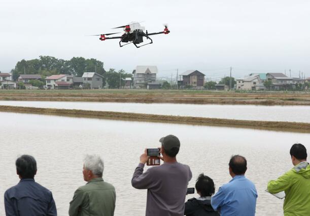 ドローンによる直播の実演見学会＝上越市板倉区