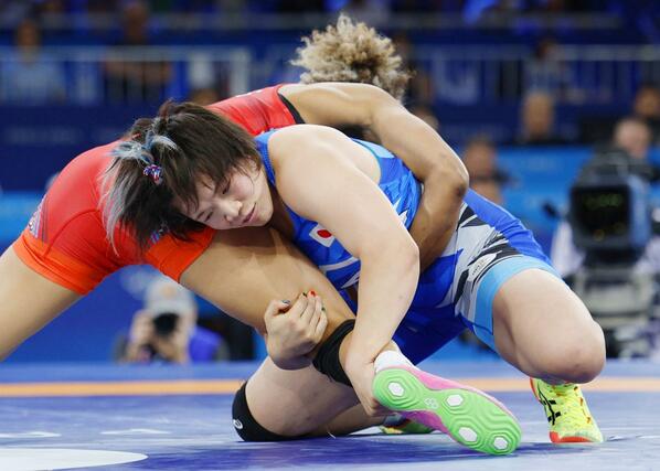 女子７６キロ級決勝　米国選手と対戦する鏡優翔＝パリ（共同）