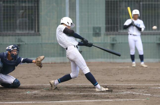 新潟産大付－六日町　４回、１死二塁で適時三塁打を放つ六日町の岡崎伶＝柏崎市佐藤池（上越支社・渡辺善行）