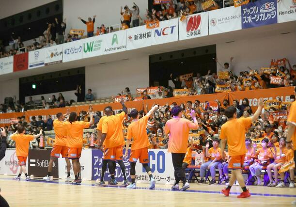 新潟－岐阜　試合後、観客の声援に応える選手ら＝アオーレ長岡