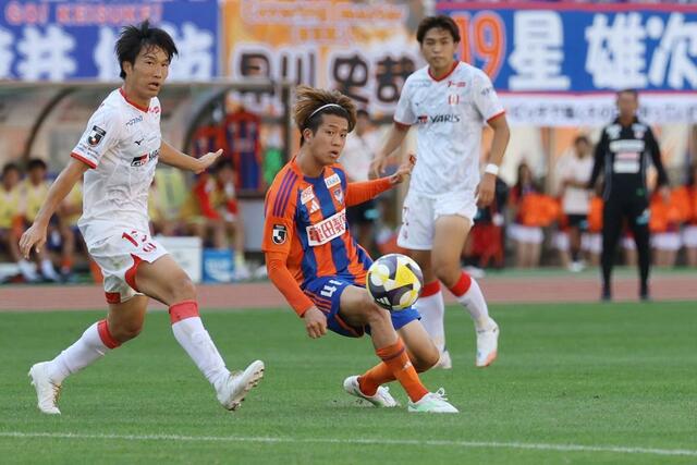 前半、パスを出すMF長谷川元希(41)=デンカビッグスワン