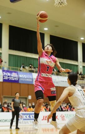 新潟-SMBC 第1クオーター、久井咲良がレイアップシュートを決める=21日、阿賀野市水原総合体育館
