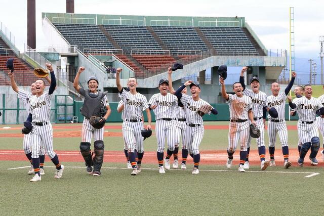 帝京長岡－星稜　スタンドと勝利の喜びを分かち合う帝京長岡の選手たち＝富山市民球場