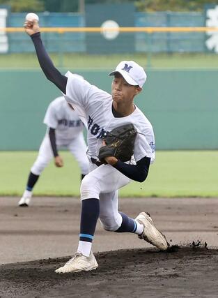 上越－六日町　１安打に抑え完封した六日町の岡﨑來＝柏崎市佐藤池