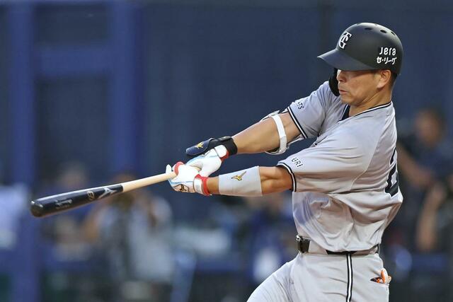 ＤｅＮＡ－巨人　４回巨人１死二塁、大城卓三が右中間に適時二塁打を放ち１－０＝エコスタ