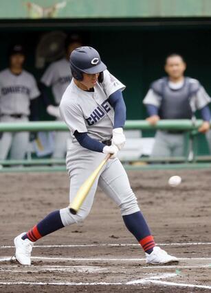 北越-中越 1回無死一、三塁で適時打を放つ中越の窪田優智=長岡市悠久山