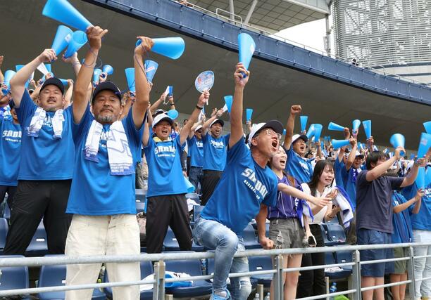 勝利の瞬間、歓喜に沸く新潟産大付の保護者ら＝エコスタ