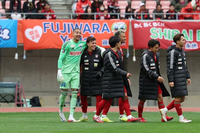 試合終了後、PK戦で勝利し仲間と喜ぶGKバウマン(左)=ビッグスワン