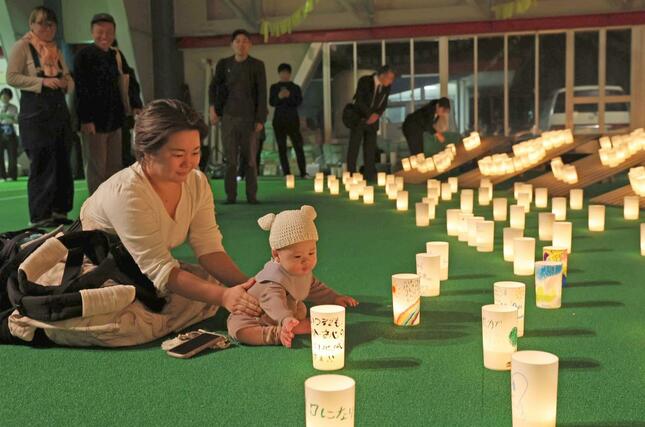 川口の１０・２３追悼式典でキャンドルを眺める参加者＝１０月２３日、長岡市川口中山の川口運動公園すぱーく川口