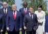 G7サミットの招待国を含めた討議を前に写真に納まるトランプ米大統領(前列左)とフランスのマクロン大統領(同右)。右奥は高市首相=16日、フランス東部エビアン(共同)