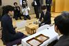 将棋の第５０期棋王戦コナミグループ杯５番勝負の第２局を前に、検分する藤井聡太棋王（右）と増田康宏八段＝２月２１日午後、金沢市の北國新聞会館