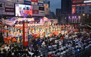 高知市で開かれた「よさこい祭り」の前夜祭=2025年8月