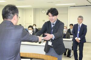 ラムサール条約都市を推進する新潟市のプロジェクトチームの辞令交付式=市役所