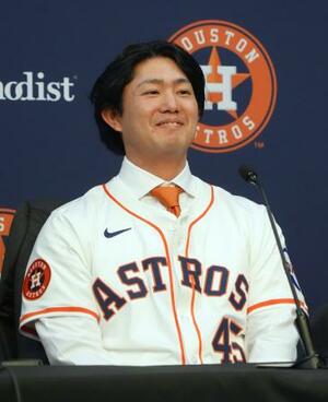 米大リーグ、アストロズの入団記者会見で笑顔を見せる今井達也投手=5日、ヒューストン(共同)