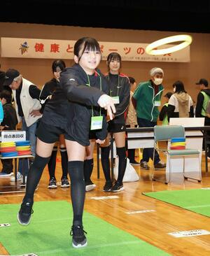ユニバーサルスポーツを体験する参加者=3月23日、長岡市寺泊磯町