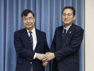 　対談を終え握手する、ノーベル生理学・医学賞に選ばれた大阪大の坂口志文特任教授（左）と全国がん患者団体連合会の天野慎介理事長＝１１月４日、大阪府吹田市