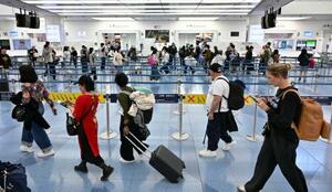 　羽田空港から出国する人たち＝１８日