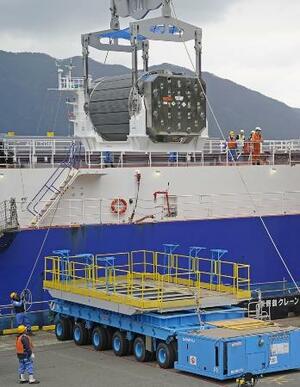 2022年11月、関西電力高浜原発に搬入されるMOX燃料が入った輸送容器=福井県高浜町