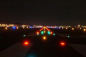 　滑走路状態表示灯の点灯イメージ（国交省提供）