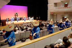 佐渡おけさの披露では客席にも踊り手が現れ、観客も手拍子などで盛り上げた=3日、佐渡市