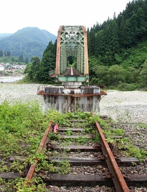 新潟・福島豪雨から約1年後の只見線第5只見川橋梁=2012年7月、福島県金山町