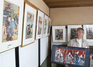 楊洲周延ら郷土の作家の作品が並ぶ作品展=五泉市三本木2