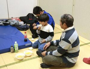 停電の影響が最も長引いている赤泊地区と羽茂地区。市職員による炊き出しが行われた＝１２月２４日、佐渡市赤泊