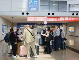 新潟空港で国内線の搭乗受付に並ぶ利用客。県総合計画で掲げる利用目標の達成は道半ばだ＝新潟市東区