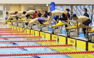 幅広い年齢の水泳愛好家が参加した「全国マスターズスイミングフェスティバル」=3月9日、長岡市長倉町