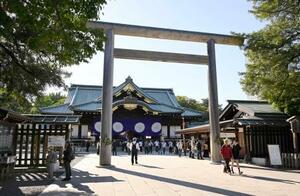秋季例大祭を迎えた靖国神社=17日、東京・九段北