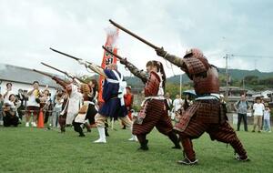 オープニングセレモニーで披露された紀州九度山真田鉄砲隊の演武=14日、和歌山県九度山町