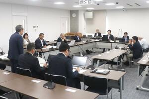 路線バスの減便について説明があった市議会総務常任委員協議会=19日、柏崎市役所