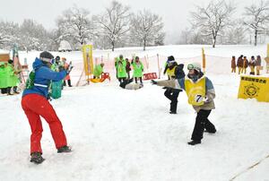 今冬の「最強寒波」にも負けず、熱戦が展開された魚沼国際雪合戦大会=2月9日、魚沼市干溝