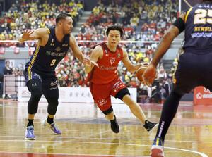 千葉J-宇都宮 第1クオーター、攻め込む千葉J・富樫(右)=船橋市総合体育館