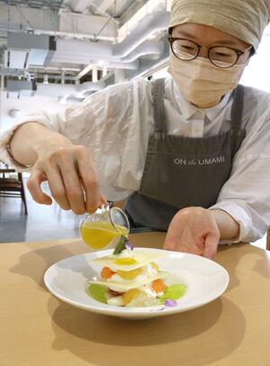メロンのみずみずしい果肉がたっぷり入ったケーキ。濃厚なソースをかけて味わう=三条市西本成寺2