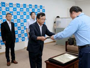 表彰を受ける少年補導員=上越市の上越署