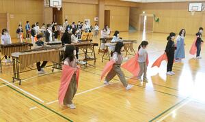 終業式に向けて練習に励む子どもたち=佐渡市千種