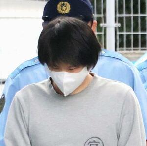 送検される天野翔太容疑者=10日午前、神奈川県警平塚署