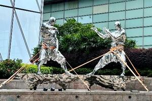 台風18号に備え、ロープで固定される彫刻=23日、香港(CNS=共同)