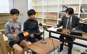 収録に臨む白根小児童=新潟市南区