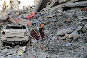 イスラエルの攻撃を受けたガザ北部ガザ市のシャティ難民キャンプで、がれきの中に立つ少年=9月(ロイター=共同)