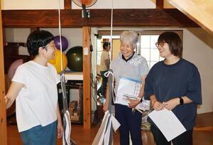 ここいろ代表理事の岡本奈緒さん(右)とスタッフの阿部順子さん(左)、はるみん家オーナーの〓橋晴美さん=南魚沼市片田
