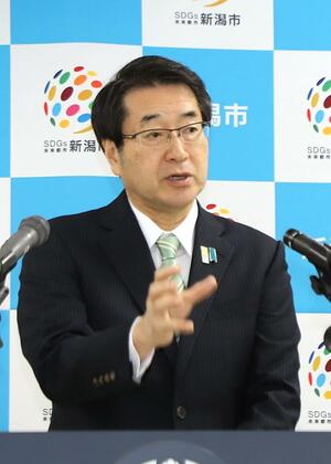 新潟駅万代広場の全面供用開始が遅れることなどについて説明する、新潟市の中原八一市長=1月16日、新潟市役所