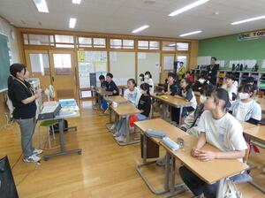 佐渡市が抱える課題を児童に説明した出前授業＝佐渡市の畑野小